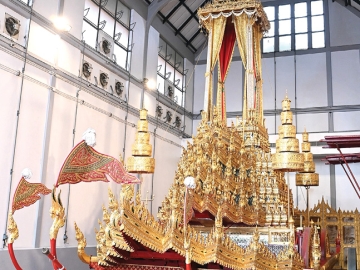 สมเด็จพระกนิษฐาธิราชเจ้า กรมสมเด็จพระเทพรัตนราชสุดาฯ สยามบรมราชกุมารี เสด็จพระราชดำเนินไปทรงประกอบพิธีบวงสรวงเพื่อบูรณปฏิสังขรณ์ราชรถ
พระยานมาศ และเครื่องประกอบในการพระราชพิธีถวายพระเพลิงพระบรมศพ สมเด็จพระนางเจ้าสิริกิติ์ พระบรมราชินีนาถ พระบรมราชชนนีพันปีหลวง ซึ่ง
กรมศิลปากร กรมสรรพาวุธทหารบก และกรมอู่ทหารเรือ จะบูรณะราชรถ 5 องค์ ตามโบราณราชประเพณี และเพื่อความเป็นสิริมงคลแก่ผู้ปฏิบัติงาน โดยมี ท่านผู้หญิงสิริกิติยา เจนเซน เฝ้าทูลละอองพระบาท รับเสด็จ ณ โรงราชรถ พิพิธภัณฑสถานแห่งชาติ พระนคร เมื่อวันพฤหัสบดีที่ 6 พฤศจิกายน 2568 เวลา 08.00 น.