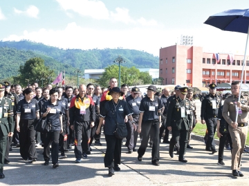 สมเด็จพระกนิษฐาธิราชเจ้า กรมสมเด็จพระเทพรัตนราชสุดาฯ สยามบรมราชกุมารี เสด็จพระราชดำเนินไปทรงนำข้าราชการ นักเรียนนายร้อย
และประชาชน “เดิน-วิ่ง เขาชะโงกซูเปอร์ฮาล์ฟมาราธอน” ประจำปี 2568 เส้นทางเริ่มจากลานหน้ากองบัญชาการ โรงเรียนนายร้อย
พระจุลจอมเกล้า ผ่านหน้าอาคารพิพิธภัณฑ์ร้อยปี ไปสิ้นสุดยังกองวิชาประวัติศาสตร์ ส่วนการศึกษาโรงเรียนนายร้อยพระจุลจอมเกล้า รวมระยะทาง 850 เมตร ณ โรงเรียนนายร้อยพระจุลจอมเกล้า อำเภอเมือง จังหวัดนครนายก เมื่อวันอาทิตย์ที่ 9 พฤศจิกายน 2568 เวลา 08.55 น.