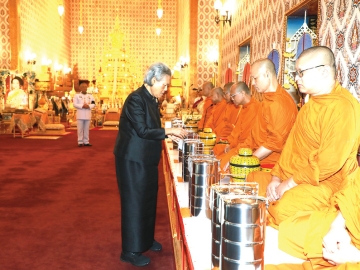 สมเด็จพระกนิษฐาธิราชเจ้า กรมสมเด็จพระเทพรัตนราชสุดาฯ สยามบรมราชกุมารี เสด็จพระราชดำเนินไปทรงบำเพ็ญพระราชกุศลถวายพระบรมศพ สมเด็จพระนางเจ้าสิริกิติ์ พระบรมราชินีนาถ พระบรมราชชนนีพันปีหลวง โดยพระพิธีธรรมสวดพระอภิธรรมเป็นพระสงฆ์จากวัดพระเชตุพนวิมลมังคลาราม และวัดสุทัศนเทพวราราม ณ พระที่นั่งดุสิตมหาปราสาท ในพระบรมมหาราชวัง เมื่อวันจันทร์ที่ 10 พฤศจิกายน 2568