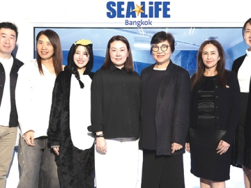 โซนใหม่ในซีไลฟ์ : สกลภัส ปลูกจิตรสม ผอ.กลุ่มธุรกิจกรุงเทพ บจก.เมอร์ลิน เอ็นเตอร์เทนเมนท์ส (ประเทศไทย) เปิดโซนเจนทู เพนกวิน โฉมใหม่ เย็นกว่า
ใหญ่กว่าเดิม ขนขบวนทัพเพนกวิน สร้างแรงบันดาลใจในการอนุรักษ์สิ่งแวดล้อม
และเข้าใจคุณค่าของชีวิตสัตว์น้ำ ที่ ซีไลฟ์ แบงคอก ศูนย์การค้าสยามพารากอน