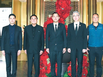 มาตรฐานอุตสาหกรรม : ดร.อัศวิน อิงคะกุล ประธานกรรมการบริหาร มิราเคิล กรุ๊ป และ อนัคพล อิงคะกุล
รองประธานฯ ต้อนรับ ธนกร วังบุญคงชนะ รมว.อุตสาหกรรม ในพิธีเปิดกิจกรรม “อุตสาหกรรม
รวมใจ ขับเคลื่อนมาตรฐานไทยทั่วประเทศ” จัดโดย เอกนิติ รมยานนท์ เลขาธิการ สนง.มาตรฐานผลิตภัณฑ์อุตสาหกรรม โดยมี ณัฐพล รังสิตพล ปลัดกระทรวงอุตสาหกรรม ร่วมงานที่โรงแรมอัศวิน แกรนด์ คอนเวนชั่น