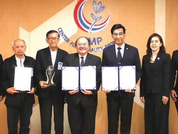 ส่งเสริมคุณธรรม : รศ.ดร.น.สพ.ปานเทพ รัตนากร อุปนายกฃสมาคมป้องกันการทารุณสัตว์แห่ง
ประเทศไทย และ รศ.นพ.สุริยเดว ทรีปาตี ผอ.ศูนย์คุณธรรม ลงนามความร่วมมือ “การพัฒนาคุณธรรมด้านความเมตตากรุณาต่อสัตว์อย่างรับผิดชอบ” โดยมี รศ.ดร.วรากรณ์ สามโกเศศ อุปนายกสมาคมฯ เป็นผู้แทนรับโล่รางวัล THAILAND MORAL AWARDS เพื่อเชิดชูเกียรติผลงานด้านคุณธรรมที่ควรค่าแก่การยกย่อง