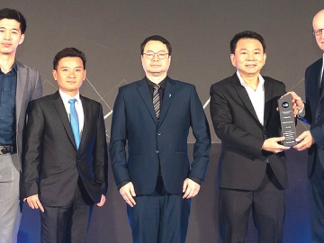 มาตรฐานการดูแลระดับสากล : นพ.สุวาณิช เตรียมชาญชูชัย ผู้อำนวยการ โรงพยาบาลวิมุต ร่วมแสดงความยินดีกับ ผศ.นพ.วิรัช ตั้งสุจริตวิจิตร แพทย์ผู้ชำนาญการด้านโรคระบบการหายใจและเวชบำบัดวิกฤต พร้อมทีมแพทย์ผู้ชำนาญการ ในโอกาสได้รับรางวัล สาขาศูนย์ความเป็นเลิศเฉพาะทางด้านโรคปอดแห่งประเทศไทย ประจำปี 2025 จากเวที World Business Outlook Awards ที่ โรงแรมพูลแมน คิง เพาเวอร์