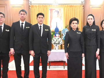 ถวายสักการะ : ละออ ตั้งคารวคุณ รองประธานผู้ก่อตั้ง บมจ.ทีโอเอ เพ้นท์ (ประเทศไทย), จตุภัทร์ ตั้งคารวคุณ
ประธานเจ้าหน้าที่บริหาร และ ณัฏฐวุฒิ ตั้งคารวคุณ กรรมการ พร้อมคณะผู้บริหาร บมจ.ทีโอเอ เพ้นท์ (ประเทศไทย) ถวายสักการะพระบรมศพและลงนามถวายความอาลัยเบื้องหน้าพระฉายาลักษณ์ สมเด็จ
พระนางเจ้าสิริกิติ์ พระบรมราชินีนาถ พระบรมราชชนนีพันปีหลวง ณ ศาลาสหทัยสมาคม ในพระบรมมหาราชวัง