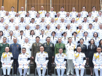 จิตสำนึกความมั่นคง : อนุทิน ชาญวีรกูล นายกรัฐมนตรี และ รมว.มหาดไทย เป็นประธานในพิธีเปิด
การศึกษาหลักสูตร “การป้องกันราชอาณาจักร รุ่นที่ 68” พร้อมกล่าวเปิดงาน ภายใต้แนวคิด “บทบาทของภาครัฐ เอกชน และการเมืองในการรักษาความมั่นคงแห่งชาติ” ซึ่งการจัดการศึกษา ประกอบด้วย การบรรยาย การถกแถลง การสัมมนาวิชาการ การเดินทางดูกิจการภายในประเทศ และต่างประเทศ โดยมี
รมว.กลาโหม ปลัดกระทรวงกลาโหม ผู้บัญชาการทหารสูงสุด ผู้บัญชาการเหล่าทัพ พร้อมทั้งผู้เข้ารับ
การศึกษา จำนวน 299 คน ประกอบด้วย ข้าราชการทหาร 98 นาย ข้าราชการตำรวจ 11 นาย ข้าราชการพลเรือน 82 คน พนักงานรัฐวิสาหกิจ และองค์กรอิสระ 24 คน ภาคเอกชน 15 คน บุคคลทั่วไป 62 คน นักศึกษาจากต่างประเทศ จำนวน 7 นาย ร่วมพิธี ณ สถาบันวิชาการป้องกันประเทศ ถนนวิภาวดีรังสิต