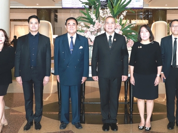 1 ทศวรรษ กองทุนยุติธรรม : ดร.อัศวิน อิงคะกุล ประธานกรรมการบริหาร มิราเคิล กรุ๊ป และ อนัคพล
อิงคะกุล รองประธานฯ ต้อนรับ พล.ต.ท.รุทธพล เนาวรัตน์ รมว.ยุติธรรม ในโอกาสเป็นประธานในงานแถลงข่าวผลการดำเนินงานของกองทุนยุติธรรม ประจำปี 2568 “10 ปี กองทุนยุติธรรม ช่วยเหลือเคียงข้างประชาชน” โดยมี พงษ์สวาท นีละโยธิน ปลัดกระทรวงยุติธรรม ร่วมงาน โรงแรมมิราเคิล แกรนด์ คอนเวนชั่น