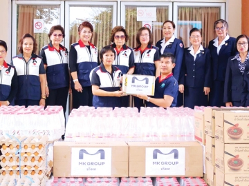 “เอ็มเค” ช่วยผู้ประสบอุทกภัย : วีรวรรณ จันทนเสวี รองผู้ว่าราชการจังหวัดสิงห์บุรี และรองนายกเหล่ากาชาดจังหวัดสิงห์บุรี รับมอบวัตถุดิบประกอบอาหาร อาทิ เนื้อหมู เนื้อวัว เต้าหู้ปลา ผักต่าง ๆ ไข่ไก่ น้ำจิ้มเอ็มเค และน้ำดื่ม มูลค่ารวมกว่า 469,000 บาท จาก บริษัท เอ็มเค เรสโตรองต์ กรุ๊ป จำกัด (มหาชน) เพื่อช่วยเหลือผู้ประสบอุทกภัยในพื้นที่สิงห์บุรี ที่ สำนักงานเหล่ากาชาดจังหวัดสิงห์บุรี อำเภอเมืองสิงห์บุรี จังหวัดสิงห์บุรี