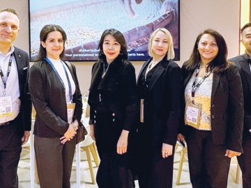 เจรจาธุรกิจ : จุไรรัตน์ มงคลวงศ์สิริ รองประธานฝ่ายขาย โรงแรมและรีสอร์ท
ในเครือเซ็นทารา นำทีม ผจก.ทั่วไปและฝ่ายขายของโรงแรมฯ ร่วมงาน World Travel
Market London 2025 ประชาสัมพันธ์และให้ข้อมูลโรงแรมและรีสอร์ทในเครือเซ็นทาราในประเทศไทย ดูไบ และมัลดีฟส์ ที่ กรุงลอนดอน ประเทศอังกฤษ