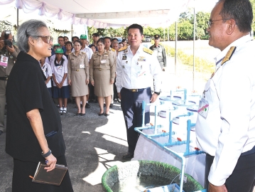 สมเด็จพระกนิษฐาธิราชเจ้า กรมสมเด็จพระเทพรัตนราชสุดาฯ สยามบรมราชกุมารี เสด็จพระราชดำเนินไปทรงติดตามผลการดำเนินงานของหน่วยงานที่ร่วมสนองพระราชดำริ อาทิ ศูนย์วิจัยข้าวปทุมธานี และ
ทอดพระเนตรการเกี่ยวข้าวพันธุ์ กข 99 (หอมคลองหลวง 72) เป็นพันธุ์ข้าวเจ้านุ่ม มีกลิ่นหอม ณ แปลงสาธิต
การเกษตรที่ 5 โรงเรียนนายร้อยพระจุลจอมเกล้า จังหวัดนครนายก เมื่อวันศุกร์ที่ 14 พฤศจิกายน 2568