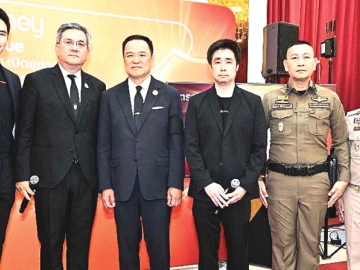 รวมพลังคนไทยต้านภัยสแกมเมอร์ : จักรกฤษณ์ อุไรรัตน์ หัวหน้าคณะผู้บริหารด้านรัฐกิจสัมพันธ์ บมจ.ทรู คอร์ปอเรชั่น และคณะผู้บริหาร บจก.ทรูมันนี่ ต้อนรับ อนุทิน ชาญวีรกูล นายกรัฐมนตรี และ รมว.มหาดไทย, พล.ต.อ.กิตติ์รัฐ พันธุ์เพ็ชร์ ผู้บัญชาการตำรวจแห่งชาติ และ อรรษิษฐ์ สัมพันธรัตน์ ปลัดมหาดไทย ซึ่งเข้าเยี่ยมชมบูธและรับฟังข้อมูลเกี่ยวกับยุทธการ TrueMoney CyberForce ที่ สนง.ตำรวจแห่งชาติ ปทุมวัน