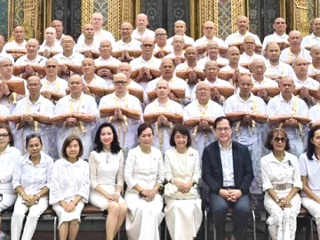 เส้นทางแห่งศรัทธา : กรกฎ ชาตะสิงห์ ผู้สนับสนุน “ไมล์สร้างบุญ” การบินไทย ร่วมพิธีรับผ้าไตรพระราชทาน ปลงผมและฉลองนาค ผู้ที่จะไปบรรพชาอุปสมบทหมู่ ถวายพระราชกุศลแด่พระบาทสมเด็จพระเจ้าอยู่หัว และสมเด็จพระสังฆราช ณ พุทธคยา สาธารณรัฐอินเดีย จัดโดย มูลนิธินักศึกษาสถาบันพระปกเกล้าเพื่อสังคม โดยมี พิชญา - กรรณภรณ์ วงศ์ปิยะกุล และ กันตยุพา หิรัณยเลขา ร่วมพิธี ที่ วัดราชบพิธสถิตมหาสีมาราม