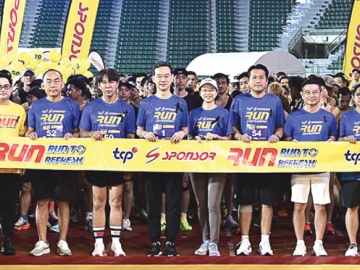 พลังความสดชื่น : สราวุฒิ อยู่วิทยา ประธานเจ้าหน้าที่บริหาร กลุ่มธุรกิจ TCP และเครื่องดื่มสปอนเซอร์ จัดงานวิ่ง
“TCP-SPONSOR RUN: RUN TO REFRESH” ภายใต้แนวคิด “สดชื่นไว ไปให้สุด พร้อมรีเฟรชโลก รีเฟรชไลฟ์” ชวนนักวิ่งและสายแอ๊กทีฟมาปลุกพลัง เติมความสดชื่นให้ร่างกายและใจ ส่งต่อแรงบันดาลใจพร้อมดูแลโลกไปพร้อมกัน ด้วยจุดถ่ายภาพแสดงสถิติแบบเรียลไทม์และการจัดการขยะตามหลัก 3R ที่ สนามศุภชลาศัย