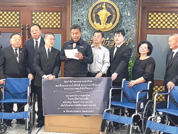 น้อมสำนึกในพระมหากรุณาธิคุณ : ชัชชาติ สิทธิพันธุ์ ผู้ว่าราชการกรุงเทพมหานคร รับมอบวีลแชร์ 30 คัน จาก ชมรมคนรักบางกอกน้อย และ ร้านขายยาเพ็ชรรัตน์เภสัช เพื่อให้บริการในพิธีถวายความอาลัย สมเด็จพระนางเจ้าสิริกิติ์ พระบรมราชินีนาถ พระบรมราชชนนีพันปีหลวง ที่ ท้องสนามหลวง โดยมี สุวิทย์ - สิงหพันธ์ ฐิติรัตน์สานนท์, ศ.คลินิก
นพ.วิศิษฎ์ วามวาณิชย์, อ.เลิศศักดิ์ เหมยากร, อนุไชย จงทอง, พรเทพ คงเอี่ยมพิธี และ กัมพล เฉลิมชุติเดช ร่วมพิธี