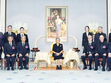 สมเด็จพระกนิษฐาธิราชเจ้า กรมสมเด็จพระเทพรัตนราชสุดาฯ สยามบรมราชกุมารี เสด็จออก ณ วังสระปทุม พระราชทานพระราชวโรกาส ให้ ศ.ไพรัช
ธัชยพงษ์ เลขาธิการมูลนิธิเทคโนโลยีสารสนเทศตามพระราชดำริฯ นำคณะผู้บริหารและนักฟิสิกส์พลังงานสูงจากองค์การวิจัยนิวเคลียร์ยุโรป เฝ้าฯ กราบบังคมทูล
รายงานความก้าวหน้าและแผนความร่วมมือระหว่างประเทศไทยกับเซิร์นในอนาคต ในโอกาสที่เดินทางมาประเทศไทยเพื่อหารือกับนักวิจัยจากมหาวิทยาลัยเชียงใหม่ และจุฬาลงกรณ์มหาวิทยาลัย เพื่อขยายการมีส่วนร่วมในการวิจัยนิวทริโนอย่างต่อเนื่องกับเซิร์น เมื่อวันเสาร์ที่ 15 พฤศจิกายน 2568 เวลา 17.30 น.