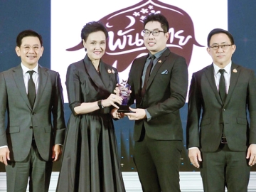 รางวัลธุรกิจแฟรนไชส์ไทย : ศุภจี สุธรรมพันธุ์ รมว.พาณิชย์ มอบ 2 รางวัลชนะเลิศแห่งปี Franchise
of The Year 2025 และ Best Beverage Franchise 2025 แบรนด์ที่น่าเชื่อถือ เป็นที่ยอมรับ มีการดำเนินกิจกรรมเพิ่มยอดขายและสื่อสารการตลาดในโลกออนไลน์อย่างต่อเนื่อง ให้แก่ สถาปัตย์ ปิ่นสุวรรณ ผอ.ฝ่ายบริหารแฟรนไชส์ บริษัท กาแฟพันธุ์ไทย จำกัด ในงาน “Thailand Franchise Award 2025 : TFA 2025”