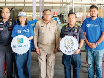 บรรเทาความเดือดร้อน : มัลลิกา บุระขันธ์ ผอ.ฝ่ายบริหารการตลาด บมจ.พี อาร์ จี คอร์ปอเรชั่น และ ผอ.ฝ่ายมารีน่ายอร์ชคลับ บจก.ริเวอร์เดล มารีน่า ร่วมกับ อำนาจ สอนหมวก ผอ.สำนักงานเจ้าท่าภูมิภาค สาขานนทบุรี และบรรดาจิตอาสา มอบข้าวสารพร้อมน้ำดื่มให้แก่ ว่าที่ ร.ต.ชัยมงคล สำราญ ปลัดองค์การบริหารส่วนตำบลท้ายเกาะ อ.สามโคก จ.ปทุมธานี เพื่อช่วยเหลือชาวบ้านชุมชนท้ายเกาะที่ประสบอุทกภัย