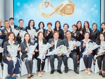 ให้รักแทนคำขอบคุณ : นุสรา (อัสสกุล) บัญญัติปิยพจน์ ประธานเจ้าหน้าที่บริหาร และ กก.ผจก.บมจ.ไทยสมุทรประกันชีวิต ร่วมกับฝ่ายบริหารทรัพยากรบุคคล จัดงาน “OCEAN LIFE LOVE FOREVER 2025” เพื่อแสดงความขอบคุณและเชิดชูเกียรติผู้บริหารและพนักงานอายุครบ 55 ปี ซึ่งเป็นบุคลากรผู้ทรงคุณค่า ผู้มุ่งมั่นทุ่มเทในการทำงานเพื่อดูแลลูกค้า และพัฒนาขับเคลื่อนองค์กรด้วยพลังความรักตลอดมา พร้อมมอบโล่เกียรติคุณ เข็มกลัด LOVE FOREVER และ
ช่อดอกไม้แทนคำขอบคุณที่ใช้พลังความรักในการทำงานและเป็นพลังฟันเฟืองสำคัญ เป็นผู้ที่พร้อมจะถ่ายทอดองค์ความรู้และประสบการณ์ที่มีคุณค่าให้แก่เพื่อนพนักงาน