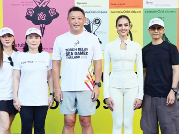 SEA GAMES 2025 : วุฒิเกียรติ เตชะมงคลาภิวัฒน์ Chief Operating Officer บมจ.เซ็นทรัลพัฒนา ในฐานะหนึ่งในผู้สนับสนุนหลักการแข่งขันกีฬา SEA GAMES 2025 และ ASEAN PARA GAMES 2026 พร้อมด้วย โอปอล สุชาตา ช่วงศรี Miss World 2025 ร่วม “วิ่งคบเพลิงอัญเชิญไฟพระฤกษ์” ผ่านบริเวณด้านหน้าเซ็นทรัลเวิลด์ โดยมีผู้บริหารและทีมงานเซ็นทรัลพัฒนา กว่า 50 คน ร่วมงาน ที่ ศูนย์การค้าเซ็นทรัลเวิลด์ ราชประสงค์