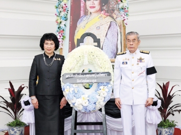 ถวายสักการะ : ดร.สมศักดิ์ ลีสวัสดิ์ตระกูล นายกสมาคมศิษย์เก่ามหาวิทยาลัยมหิดล ในพระบรมราชูปถัมภ์ และ
กรรมการสภามหาวิทยาลัยมหิดล (ผู้ทรงคุณวุฒิ) และ คุณหญิงปัทมา ลีสวัสดิ์ตระกูล กรรมการคณะกรรมการ
โอลิมปิกสากล (IOC Member) และประธานคณะกรรมการบริหารวงดุริยางค์ฟีลฮาร์โมนิกแห่งประเทศไทย วางพวงมาลาถวายความอาลัย สมเด็จพระนางเจ้าสิริกิติ์ พระบรมราชินีนาถ พระบรมราชชนนีพันปีหลวง ด้วยความจงรักภักดีและน้อมสำนึกในพระมหากรุณาธิคุณ ณ พระที่นั่งดุสิตมหาปราสาท ในพระบรมมหาราชวัง