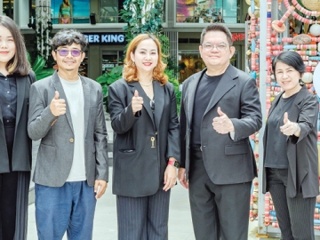 ผลงานศิลป์ : ประวิช จรรยาสิทธิกุล ประธานเจ้าหน้าที่บริหาร ศูนย์การค้าจังซีลอน
ต้อนรับ ลลิตา มณีศรี นายกเทศมนตรีเมืองป่าตอง จังหวัดภูเก็ต ในงาน “Art for Ocean”
ภายใต้แคมเปญ Eco Wonderland กิจกรรมคู่ขนานกับมหกรรมศิลปะร่วมสมัยนานาชาติ ภายใต้แนวคิด “นิรันดร์กัลป์” ที่ ศูนย์การค้าจังซีลอน ป่าตอง ภูเก็ต