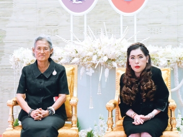 สมเด็จพระกนิษฐาธิราชเจ้า กรมสมเด็จพระเทพรัตนราชสุดาฯ สยามบรมราชกุมารี เสด็จพระราชดําเนินไปทรงเปิดพระบรมราชานุสาวรีย์ พระบาทสมเด็จพระบรมชนกาธิเบศร มหาภูมิพลอดุลยเดชมหาราช บรมนาถบพิตร พร้อมทั้งพระราชานุสาวรีย์ สมเด็จพระมหิตลาธิเบศร อดุลยเดชวิกรม พระบรมราชชนก ประทับคู่
สมเด็จพระศรีนครินทราบรมราชชนนี โดยมี สมเด็จพระเจ้าน้องนางเธอ เจ้าฟ้าจุฬาภรณวลัยลักษณ์ อัครราชกุมารี กรมพระศรีสวางควัฒน วรขัตติยราชนารี
องค์ประธาน และนายกสภาราชวิทยาลัยจุฬาภรณ์ เฝ้าฯ รับเสด็จ ณ ราชวิทยาลัยจุฬาภรณ์ เมื่อวันพฤหัสบดีที่ 20 พฤศจิกายน 2568 เวลา 14.49 น.