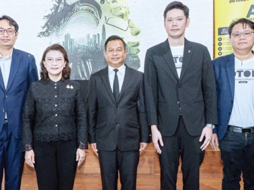 ครั้งที่ 4 : จุลนภ ศานติพงศ์ ผอ.ฝ่ายส่งเสริมและสนับสนุนการพัฒนาอุตสาหกรรมและธุรกิจ สนง.ส่งเสริมเศรษฐกิจดิจิทัล ต้อนรับ ไพโรจน์ ศรีละมุล นายอำเภอเมืองภูเก็ต ในพิธีเปิด “AI Transformation Roadshow” จังหวัดภูเก็ต เพื่อส่งเสริม
การประยุกต์ใช้เทคโนโลยีและนวัตกรรมดิจิทัลแก่ผู้ประกอบการและเกษตรกร