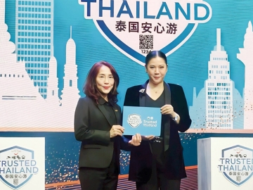 ศูนย์การค้าเอ็ม บี เค เซ็นเตอร์ : สหัพย์ภัค โชควิจิตรกุล กก.ผจก.ศูนย์การค้า
เอ็ม บี เค เซ็นเตอร์ รับมอบตราสัญลักษณ์ “Trusted Thailand” จาก ฐาปนีย์
เกียรติไพบูลย์ ผู้ว่าการการท่องเที่ยวแห่งประเทศไทย เพื่อยืนยันมาตรฐานคุณภาพด้านความปลอดภัยและสร้างความเชื่อมั่นในการเดินทางให้กับนักท่องเที่ยวทั่วโลก