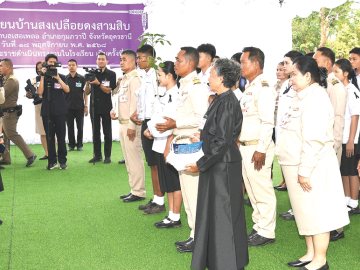 สมเด็จพระกนิษฐาธิราชเจ้า กรมสมเด็จพระเทพรัตนราชสุดาฯ สยามบรมราชกุมารี เสด็จพระราชดำเนินไปทรง
ติดตามการดำเนินโครงการพัฒนาเด็กและเยาวชนในถิ่นทุรกันดารตามพระราชดำริฯ พระราชทานเข็มเชิดชูเกียรติ
ชั้นที่ 1 แก่ผู้ช่วยเหลืองานโครงการฯ โอกาสนี้ ทรงเยี่ยมราษฎรและหน่วยแพทย์พระราชทานที่มาตรวจรักษานักเรียนและราษฎร ณ โรงเรียนบ้านสงเปลือยดงสามสิบ อำเภอกุมภวาปี จังหวัดอุดรธานี เมื่อวันอังคารที่ 18 พฤศจิกายน 2568