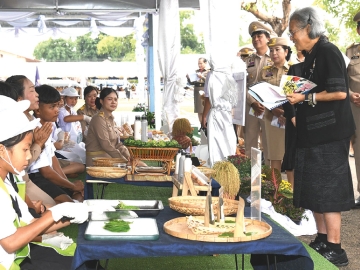 สมเด็จพระกนิษฐาธิราชเจ้า กรมสมเด็จพระเทพรัตนราชสุดาฯ สยามบรมราชกุมารี เสด็จพระราชดำเนินไปทรงติดตามการดำเนินงานโรงเรียนในโครงการด้วยรักและห่วงใย ในพระราชูปถัมภ์ฯ ซึ่งส่งเสริมศักยภาพทางวิชาการ จริยธรรม ตามเป้าหมายหลัก อาทิ ฝึกทักษะอาชีพผ่านการทอเสื่อกก, ทำขนมข้าวแต๋น, ข้าวฮางงอก, ชาใบหม่อน และการฝึกทักษะตัดผมชาย-หญิง ณ โรงเรียนบ้านค้อดอนแคน อำเภอกู่แก้ว จังหวัดอุดรธานี เมื่อวันอังคารที่ 18 พฤศจิกายน 2568