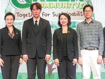 เพื่อความยั่งยืน : ดร.นรเทพ ชูพูล ผอ.เขตปทุมวัน เปิดงาน “Green Community# 2 Together for
Sustainability” ภายใต้แนวคิด MBK CARE สะท้อนพลังความร่วมมือทั้งภาครัฐและภาคเอกชนในการก้าวสู่
สังคมที่ยั่งยืน โดยมี พุทธชาด ศรีนิศากร ประธานเจ้าหน้าที่บริหารสายการตลาด และ ศตกมล วรกุล ผอ.อาวุโส
ฝ่ายสื่อสารองค์กร บมจ.เอ็ม บี เค พร้อมด้วยพันธมิตรธุรกิจสายกรีน ร่วมงาน ที่ศูนย์การค้าเอ็ม บี เค เซ็นเตอร์