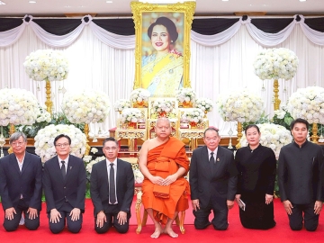 สำนึกในพระมหากรุณาธิคุณ : ชาญวิทย์ จารุสมบัติ รอง กก.ผจก.ใหญ่ ด้านการสื่อสารและภาพลักษณ์
องค์กร ดั๊บเบิ้ล เอ พร้อมคณะตัวแทนผู้บริหารและพนักงาน เข้าร่วมพิธีบำเพ็ญกุศลสวดพระอภิธรรม
เพื่ออุทิศถวายพระราชกุศลแด่สมเด็จพระนางเจ้าสิริกิติ์ พระบรมราชินีนาถ พระบรมราชชนนีพันปีหลวง โดยมี
สุนทร โภคา นายอำเภอบางปะกง เป็นประธานฝ่ายฆราวาส ที่ วัดโสธรวรารามวรวิหาร อ.เมือง จ.ฉะเชิงเทรา
