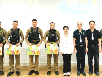 จัดการบริหารสถานการณ์ : ศตกมล วรกุล ผอ.อาวุโสฝ่ายสื่อสารองค์กร บจก.อินเทลลิเจ้นท์ ครีเอทีฟฯ ต้อนรับคณะจากสถานีตำรวจนครบาลปทุมวัน นำโดย พ.ต.อ.ศิริชาติ จันทร์พรมมา ผกก.สน.ปทุมวัน ที่มาบรรยายหัวข้อ “การเอาตัวรอด
จากเหตุคนร้ายใช้อาวุธในที่สาธารณะฯ” ที่ ศูนย์การค้าเอ็ม บี เค เซ็นเตอร์