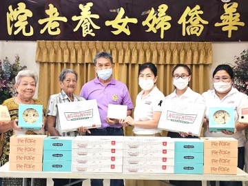 ฤดูหนาวที่อบอุ่น : ดร.อุษณีย์ มหากิจศิริ ลีโอณีโอ ประธาน บจก.เคเอฟยู ส่งทีม
พนักงานจิตอาสาไปมอบเงินบริจาค พร้อมจัดเลี้ยงอาหารมื้อพิเศษด้วยผลิตภัณฑ์
ในเครือ ได้แก่ โดนัทคริสปี้ ครีม, ซินนาบอน และพาย เฟสซ์ เพื่อส่งต่อความรัก
ความห่วงใย ที่ มูลนิธิมิตรภาพสงเคราะห์ บ้านพักคนชราหญิง จังหวัดปทุมธานี