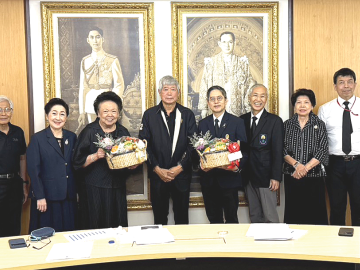 2 คุณหมอแห่งจุฬาฯ : รศ.นพ.พินิจ กุลละวณิชย์ ประธานกรรมการมูลนิธิคณะแพทยศาสตร์ จุฬาลงกรณ์ พร้อมด้วยกรรมการมูลนิธิฯ ร่วมแสดงความยินดีกับ รศ.ดร.นพ.จิรุตม์ ศรีรัตนบัลล์ ในโอกาสเข้ารับตำแหน่ง คณบดีคณะแพทยศาสตร์ จุฬาลงกรณ์มหาวิทยาลัย และผอ.โรงพยาบาลจุฬาลงกรณ์ สภากาชาดไทย และ ศ.กิตติคุณ พญ.คุณหญิงกอบจิตต์ ลิมปพยอม ที่ได้รับพระราชทานปริญญาแพทยศาสตรดุษฎีบัณฑิตกิตติมศักดิ์ จากคณะแพทยศาสตร์ สถาบันเทคโนโลยีพระจอมเกล้าเจ้าคุณทหารลาดกระบัง โดยมี รศ.นพ.ฉันชาย สิทธิพันธุ์ และ ผาณิต พูนศิริวงศ์ ร่วมยินดี ที่ห้องประชุมมูลนิธิฯ ตึกอานันทมหิดล สภากาชาดไทย