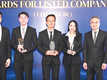 ปตท.สผ.รับ 3 รางวัล : เสริมศักดิ์ สัจจะวรรณกุล ผช.กก.ผจก.ใหญ่ สายงานการเงิน บมจ.ปตท.สำรวจและผลิตปิโตรเลียม พร้อมคณะผู้บริหาร ปตท.สผ. ร่วมกันรับมอบ 3 รางวัลจากเวที IAA Awards for Listed Companies 2025 ในกลุ่มอุตสาหกรรมปิโตรเลียม ได้แก่ Outstanding CEO, Outstanding CFO
และ Outstanding IR จัดโดย สมาคมนักวิเคราะห์การลงทุน ที่ โรงแรมอีสติน แกรนด์ พญาไท กรุงเทพฯ