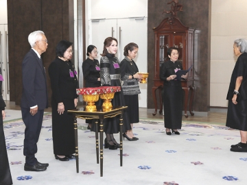 สมเด็จพระกนิษฐาธิราชเจ้า กรมสมเด็จพระเทพรัตนราชสุดาฯ สยามบรมราชกุมารี เสด็จออก ณ วังสระปทุม กรุงเทพมหานคร พระราชทานพระราชวโรกาส ให้ นางเธียรรัตน์ นะวะมะวัฒน์ ประธานมูลนิธิหัวใจบริสุทธิ์,
นางสาวกุลภรพัสร์ วงศ์มาจารภิญญา ประธานเจ้าหน้าที่บริหาร บริษัท ไทย สมายล์บัส จำกัด และคณะกรรมการ
มูลนิธิหัวใจบริสุทธิ์ เฝ้าทูลละอองพระบาททูลเกล้าทูลกระหม่อมถวายเงินโดยเสด็จพระราชกุศลตามพระราชอัธยาศัย