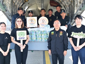 จิตอาสาซีพีเอฟ : น.สพ.สมชวน รัตนมังคลานนท์ อธิบดีกรมปศุสัตว์ รับมอบไข่ต้มสมุนไพรซีพี 10,000 ฟอง
พร้อมอาหารสุนัขและแมวแบรนด์ JerHigh และ JINNY รวมกว่า 3.2 ตัน จาก ลลิตา ชาติยานนท์ ผอ.ธุรกิจโรงงานแปรรูปไข่หนองจอก บมจ.เจริญโภคภัณฑ์อาหาร โดยกรมฝนหลวงและการบินเกษตรได้นำเครื่องบินฝนหลวง CN2222 ลำเลียงสิ่งของช่วยเหลือผู้ประสบภัยและสัตว์เลี้ยงในพื้นที่ อ.หาดใหญ่ จ.สงขลา