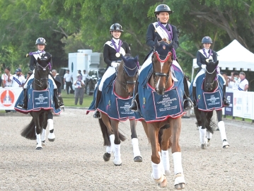 สมเด็จพระเจ้าลูกเธอ เจ้าฟ้าสิริวัณณวรี นารีรัตนราชกัญญา เสด็จไปทรงนำนักกีฬาขี่ม้าทีมชาติไทย ร่วมการแข่งขันขี่ม้า รายการ “FEI Asian Championships 2025” ประเภทศิลปะบังคับม้า Dressage ประเภททีม
ทำผลงานคะแนนรวมเป็นอันดับที่ 1 ได้รับเหรียญทอง ณ สนามขี่ม้าไทยโปโล แอนด์ อีเควสเตรียน คลับ พัทยา อำเภอบางละมุง จังหวัดชลบุรี เมื่อวันพฤหัสบดีที่ 27 พฤศจิกายน 2568 เวลา 14.41 น.