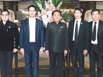 เหมืองแร่สีเขียว : อนัคพล อิงคะกุล รองประธานกรรมการบริหาร มิราเคิล กรุ๊ป ต้อนรับ จ่าเอก ยศสิงห์ เหลี่ยมเลิศ รมช.อุตสาหกรรม ในงานมอบรางวัล Green Mining Award 2025 จัดโดย กรมอุตสาหกรรมพื้นฐานและการเหมืองแร่ โดยมี ดร.อดิทัต วะสีนนท์ อธิบดีกรมอุตสาหกรรมฯ, อานันท์ ฟักสังข์ รองอธิบดีฯ และ ดวงดาว ขาวเจริญ รองปลัดกระทรวงอุตสาหกรรม ต้อนรับ ที่ โรงแรมมิราเคิล แกรนด์ คอนเวนชั่น