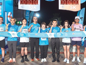 เดิน-วิ่งการกุศล : นุสรา (อัสสกุล) บัญญัติปิยพจน์ ประธานเจ้าหน้าที่บริหาร บมจ.ไทยสมุทรประกันชีวิต นำทีมผู้บริหารและพนักงานร่วมงาน “OCEAN LIFE Run With Love 2025 @OCEAN MARINA” มอบรายได้จากค่าสมัคร 1 ล้านบาทสมทบทุนโครงการอาคารศูนย์บูรณาการรักษาโรคมะเร็ง รพ.จุฬาลงกรณ์ สภากาชาดไทย โดยมี พงศ์ธสิษฐ์ ปิจนันท์ รอง ผวจ.ชลบุรี เป็นประธานเปิดงาน ที่ Ocean Marina Yacht Club พัทยา