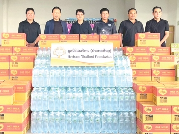 เพื่อผู้ประสบภัยน้ำท่วมภาคใต้ : วราสิทธิ์ ตันติอนุวัติ รอง ผช.กก.ผจก.เครือเฮอริเทจ
ในนาม มูลนิธิเฮอริเทจ (ประเทศไทย) มอบน้ำดื่มเฮอริเทจ, เครื่องดื่มน้ำนมข้าวโอ๊ต
แบรนด์ลัฟ และนมอัลมอนด์ บรีซ โยเกิร์ตพร้อมดื่ม รวมมูลค่า 209,400 บาท
ให้แก่ บัญชา ฤทธิศาสตร์ นายกเทศมนตรีเมืองคลองมะเดื่อ จ.สมุทรสาคร