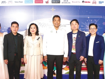 ฉลองเทศกาลแห่งความสุข : วัลยา จิราธิวัฒน์ ประธานเจ้าหน้าที่บริหาร บมจ.เซ็นทรัลพัฒนา ต้อนรับ ชัชชาติ สิทธิพันธุ์ ผู้ว่าราชการกรุงเทพมหานคร และพันธมิตรในงาน “centralwOrld Present Christmas Tree Shine Together” เปิดไฟ
ต้นคริสต์มาส 40 เมตร สูงที่สุดในเอเชียตะวันออกเฉียงใต้ ที่ศูนย์การค้าเซ็นทรัลเวิลด์