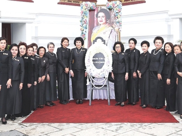 ถวายความอาลัย : คุณหญิงปัทมา ลีสวัสดิ์ตระกูล ประธานชมรมผู้รู้คุณแผ่นดิน พร้อม 10 องค์กรการศึกษา ในพระบรมราชูปถัมภ์ ในพระบรมราชินูปถัมภ์ และใน
พระราชูปถัมภ์ สมาคมศิษย์เก่าจิตรลดาฯ, สมาคมศิษย์เซนต์ฟรังซีสซาเวียร์ฯ, สมาคมศิษย์เซนต์โยเซฟฯ, สมาคมนักเรียนเก่ามาแตร์เดอีวิทยาลัยฯ, สมาคมนักเรียนเก่า
ราชินีฯ, สมาคมศิษย์วังหลัง-วัฒนาฯ, สมาคมสตรีภาคพื้นแปซิฟิกและเอเชียอาคเนย์ฯ, สตรีวิทยาสมาคม, สายปัญญาสมาคมฯ, มูลนิธิอุบลรัตน์ฯ ร่วมกันวาง
พวงมาลาเบื้องหน้าพระฉายาลักษณ์ สมเด็จพระนางเจ้าสิริกิติ์ พระบรมราชินีนาถ พระบรมราชชนนีพันปีหลวง ณ พระที่นั่งดุสิตมหาปราสาท ในพระบรมมหาราชวัง