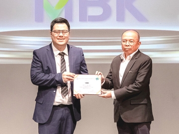 ต่อเนื่องปีที่ 5 : เกรียงไกร ภูริวิทย์วัฒนา ผช.ประธานเจ้าหน้าที่บริหาร บมจ.เอ็ม บี เค
รับรางวัลกิตติกรรมประกาศ Sustainability Disclosure Acknowledgement
2025 ในพิธีมอบรางวัลการเปิดเผยข้อมูลความยั่งยืน ประจำปี 2568 ซึ่งครอบคลุมทั้งการดำเนินงานด้าน ESG ที่เป็นประโยชน์ต่อกลุ่มผู้มีส่วนได้เสียของกิจการ