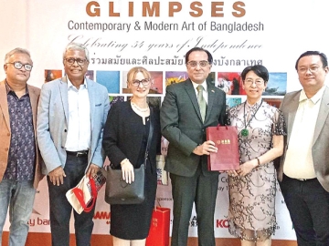 นิทรรศการศิลป์ : ไฟยาซ เบอร์ชิค คาซี เอกอัครราชทูตสาธารณรัฐประชาชนบังกลาเทศประจำราชอาณาจักรไทย เปิดนิทรรศการศิลปะร่วมสมัยและสมัยใหม่ของบังกลาเทศ “GLI MPSES Contemporary & Modern Art of Bangladesh” ในโอกาส
ครบรอบ 53 ปี แห่งวันชาติ ของบังกลาเทศ โดยเปิดให้เข้าชมถึง 14 ธ.ค. 2568