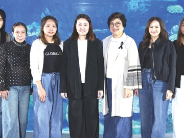 20 ปี ซีไลฟ์ แบงคอก : สกลภัส ปลูกจิตรสม ผอ.กลุ่มธุรกิจกรุงเทพ บจก.เมอร์ลิน
เอ็นเตอร์เทนเมนท์ส (ประเทศไทย) เปิดตัว “มูลนิธิซีไลฟ์แบงคอก พลัส” สานต่อ
พันธกิจการอนุรักษ์มหาสมุทรและสิ่งมีชีวิตใต้ท้องทะเลในประเทศไทย และเปิดการ
แสดงระบำใต้น้ำ “Dive Into the Water Dance Show!” ที่ สยามพารากอน