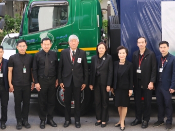 ส่งกำลังใจ : รศ.นพ.พินิจ กุลละวณิชย์ ผู้ช่วยเลขาธิการสภากาชาดไทย และ สุนันทา ศรอนุสิน ผอ.สำนักงานยุวกาชาดและอาสาสมัครกาชาด สภากาชาดไทย ร่วมรับมอบสิ่งของบริจาค อาทิ เครื่องอุปโภค-บริโภค และเครื่องนอน รวม 13,749 ชิ้น
จาก ณรงค์ เรืองศรี ปลัดกรุงเทพมหานคร, อรัญญา พรไชยะ รองปลัดกรุงเทพมหานคร และคณะ เพื่อช่วยเหลือพี่น้อง
ผู้ประสบอุทกภัยในจังหวัดภาคใต้ ที่ สำนักงานบรรเทาทุกข์และประชานามัยพิทักษ์ สภากาชาดไทย กรุงเทพมหานคร