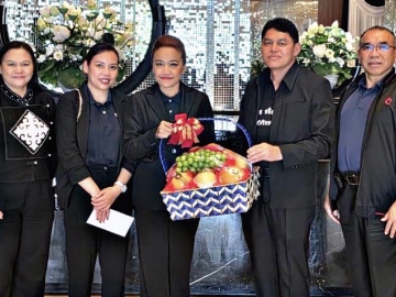 ร่วมกันพัฒนาชุมชน : นฤมล ช้างทอง Assistant General Manager (Acting)
เซ็นทรัล ลาดพร้าว และ วุฒิศักดิ์ พิชญกานต์ ผจก.ทั่วไป โรงแรมเซ็นทารา
แกรนด์ฯ ลาดพร้าว ร่วมแสดงความยินดีกับ ประสาท โพธิ์ศรีมาตย์ ในโอกาสเข้ารับ
ตำแหน่ง ผอ.เขตจตุจักร คนใหม่ ที่โรงแรมเซ็นทารา แกรนด์ฯ ลาดพร้าว กรุงเทพ