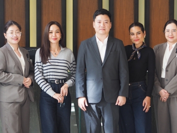 อาหารดี ที่พักสบาย : จิตรกร เอี่ยมอัศวมงคล ผู้จัดการทั่วไป โรงแรมแคนทารี ฮิลส์
เชียงใหม่ และคณะเจ้าหน้าที่โรงแรมฯ ต้อนรับ โอปอล์ - ปาณิสรา อารยะสกุล และ ปุ๊กกี้ - ปวีณ์นุช แพ่งนคร ดารานักแสดงหญิงและพิธีกร ในโอกาสเข้าพักและถ่ายทำรายการของช่อง “นางแมวป่า” ที่ โรงแรมแคนทารี ฮิลส์ เชียงใหม่