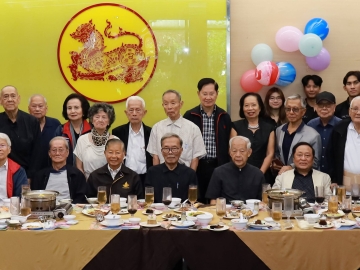 นัดฉลองให้สองเพื่อน : พล.ท.หญิง ภัทราวรรณ ตระกูลทอง และเพื่อนศิษย์เก่าคณะรัฐศาสตร์ มหาวิทยาลัยธรรมศาสตร์ “สิงห์แดง รุ่น 12” ร่วมกันจัดงานเลี้ยงฉลองแสดงความยินดีให้แก่ ศาสตราจารย์พิเศษ นรนิติ เศรษฐบุตร ที่ได้รับรางวัล “จิตวิญญาณธรรมศาสตร์” ประจำปี 2568 และ อ.วิรัช อยู่ถาวร ได้รับพระราชทานดุษฎีบัณฑิตกิตติมศักดิ์ สาขาการละคอน จากคณะศิลปกรรมศาสตร์ มหาวิทยาลัยธรรมศาสตร์ โดยมี วิทย์ รายนานนท์, ศ.พิเศษ ดร.ชาญวิทย์ เกษตรศิริ
ซึ่งเป็นเพื่อนร่วมรุ่น พร้อมรุ่นน้องสิงห์แดง อาทิ นพดล เฮงเจริญ, วรรณวิไล พรหมลักขโณ ร่วมยินดี ที่คณะรัฐศาสตร์ มหาวิทยาลัยธรรมศาสตร์ ท่าพระจันทร์